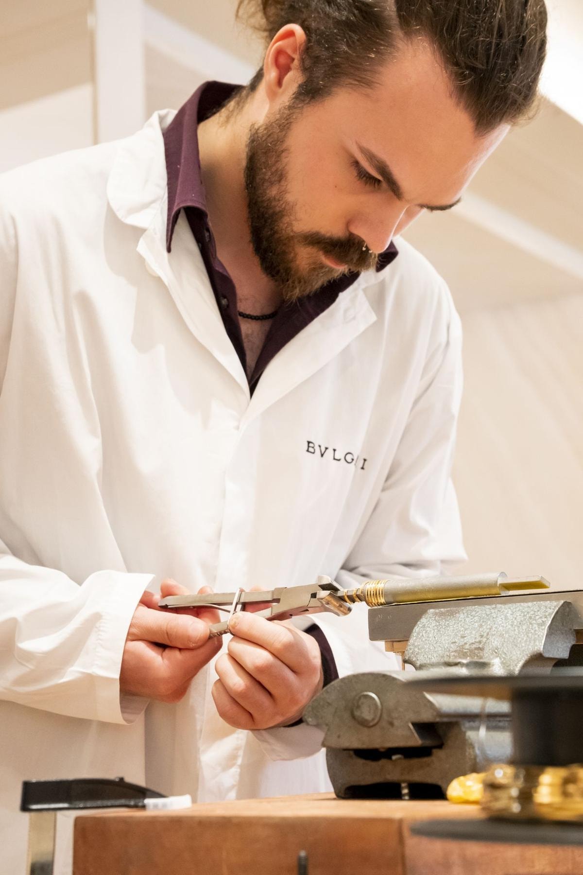 Bulgari riscopre la sua anima più audace: quando oro e acciaio diventano lusso contemporaneo