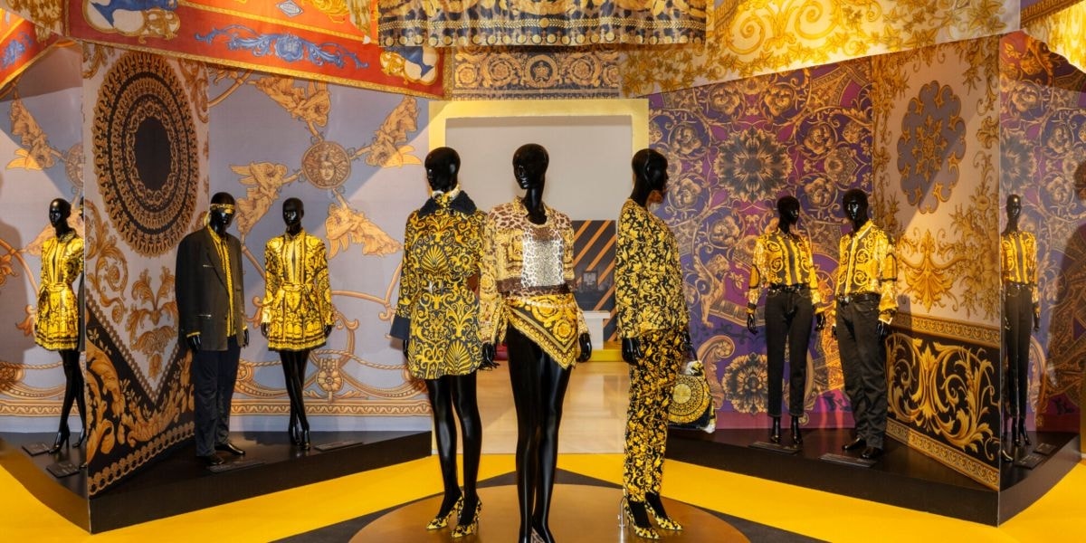 Un'immagine della mostra «Gianni Versace rétrospective» (ph gianniversaceretrospective official website)