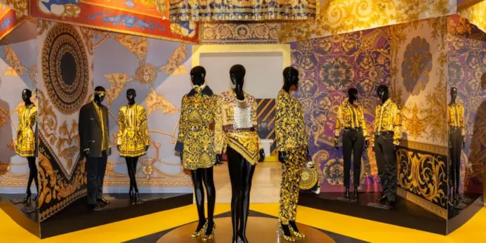 Un'immagine della mostra «Gianni Versace rétrospective» (ph gianniversaceretrospective official website)