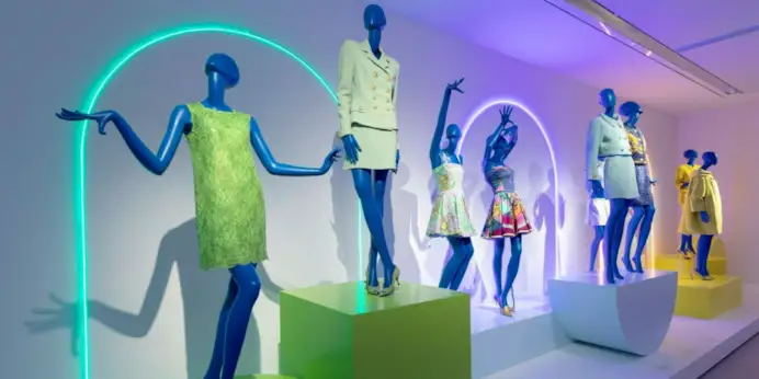 Un'immagine della mostra «Gianni Versace rétrospective» (ph gianniversaceretrospective official website)