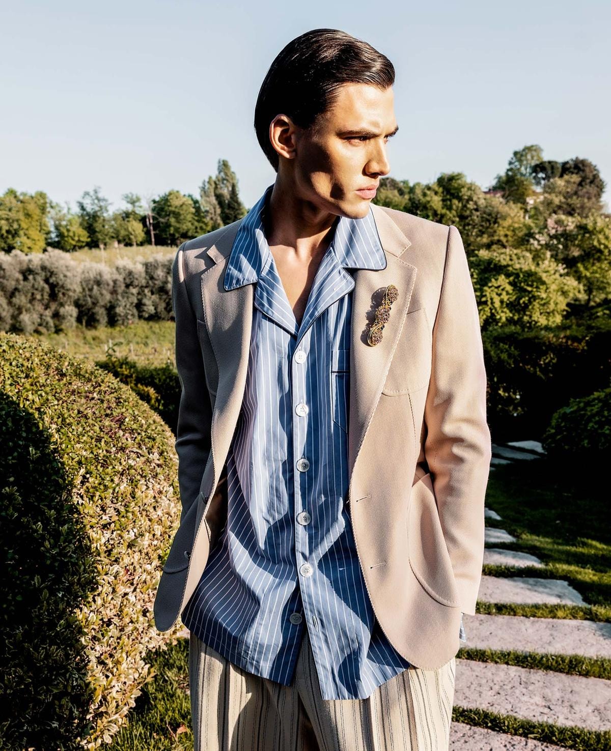 Giacca monopetto in cotone con spilla, casacca e pantaloni in cotone, tutto Dolce&Gabbana.