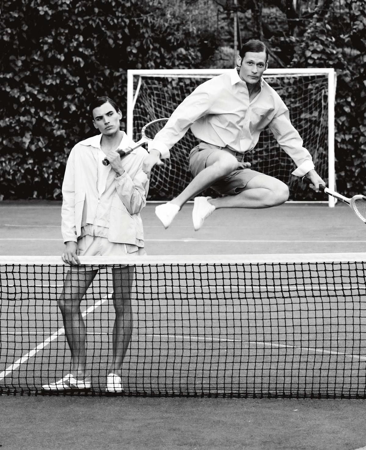 A sinistra, giubbino e shorts in tessuto tecnico, e polo in maglia, tutto di Fendi; sneakers in pelle, Fratelli Rossetti. E, a destra che salta, camicia e pantaloncini in cotone, tutto Dior; sneakers in pelle, Doucal’s.
