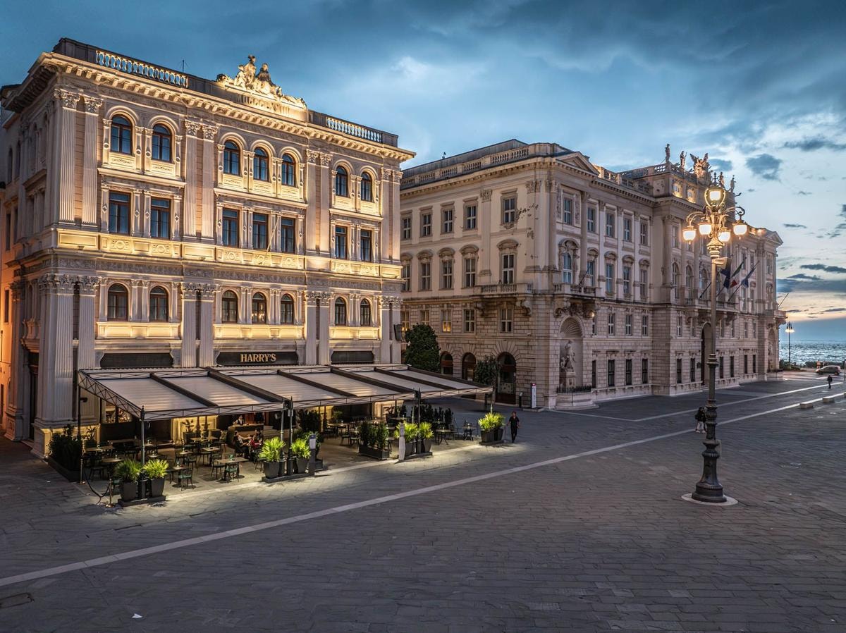 Il fascino segreto di Trieste passa da uno degli hotel più iconici affacciati sul mare