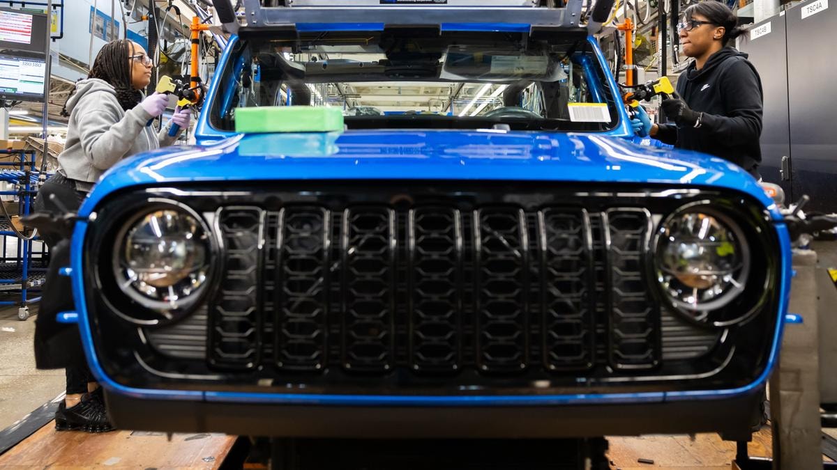 Stellantis, maxi-richiamo per 1,3 milioni di Jeep Wrangler e Gladiator: c’è il rischio di incendio