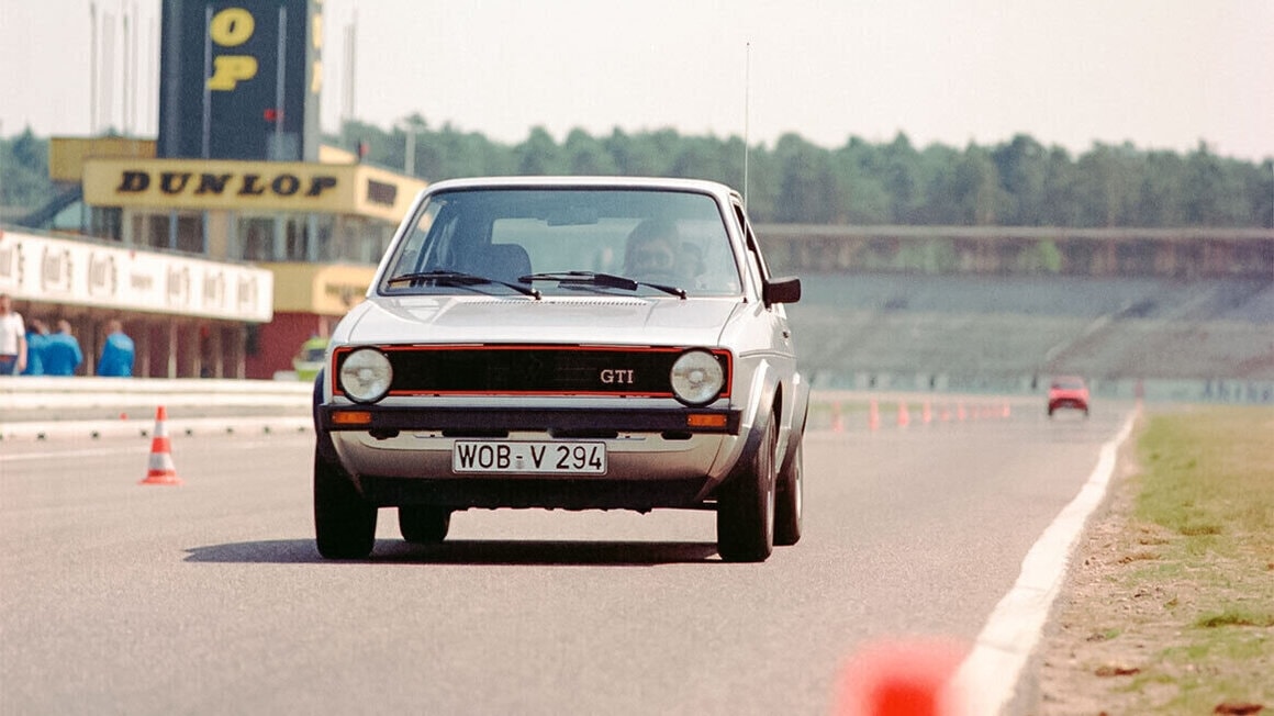 Golf GTI compie 50 anni: il segreto dell’auto che inventò le hot hatch e mise in crisi le sportive degli anni 70