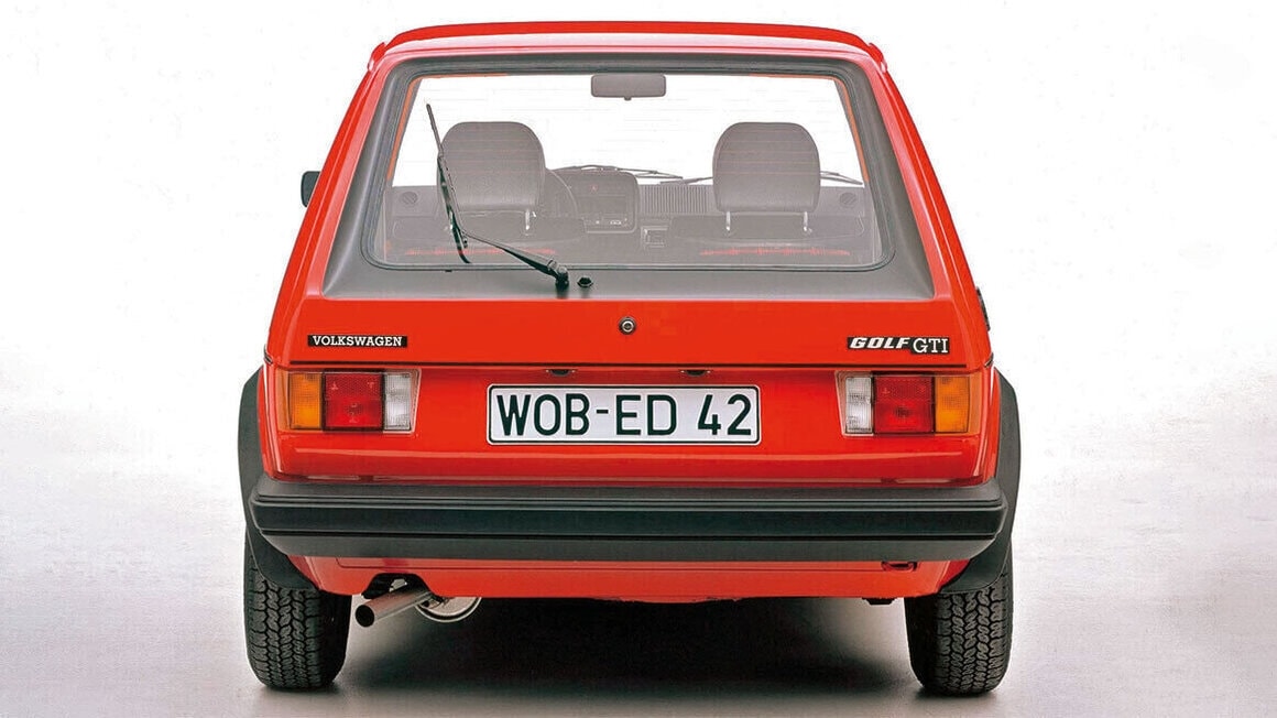 Golf GTI compie 50 anni: il segreto dell’auto che inventò le hot hatch e mise in crisi le sportive degli anni 70