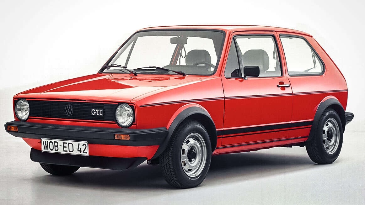 Golf GTI compie 50 anni: il segreto dell’auto che inventò le hot hatch e mise in crisi le sportive degli anni 70