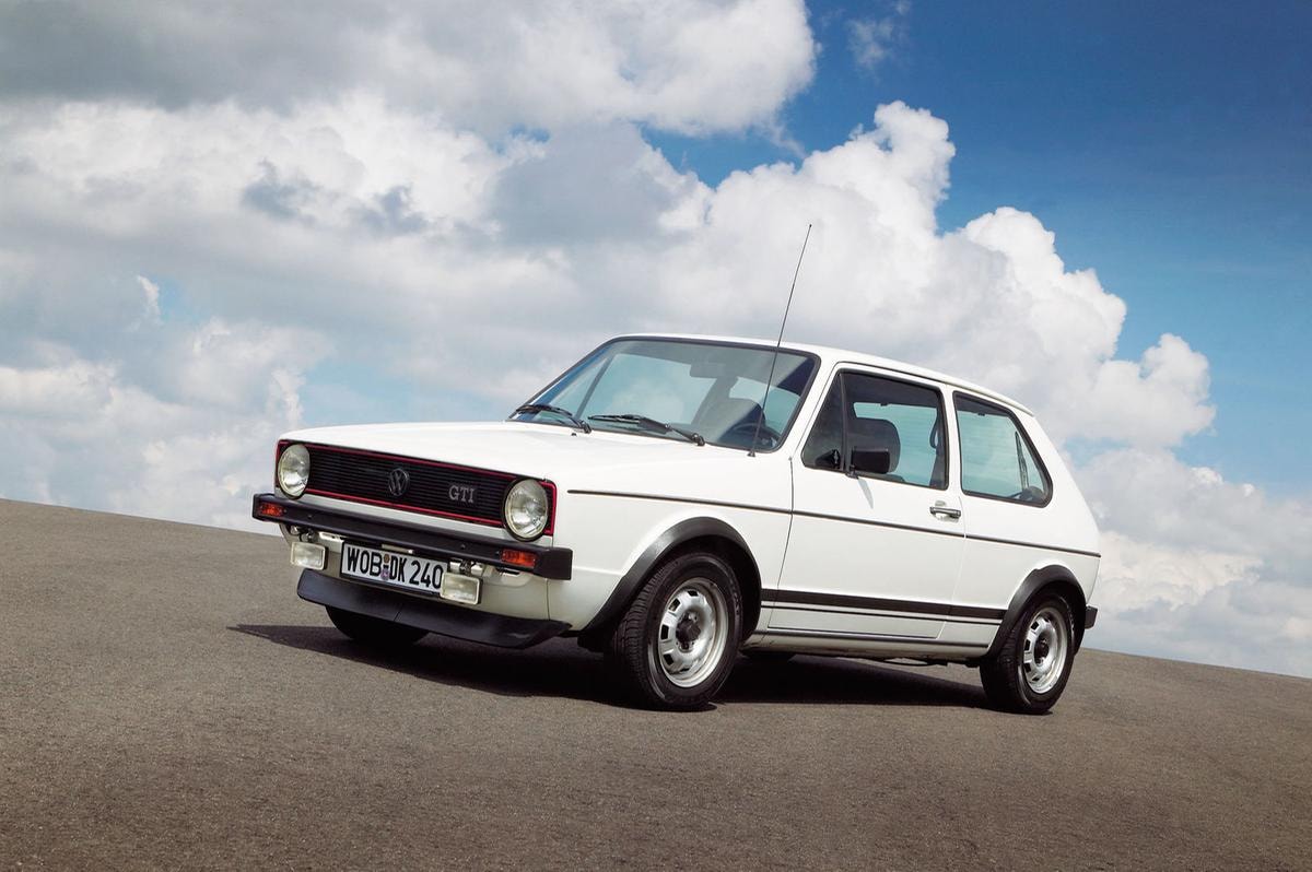 Golf GTI compie 50 anni: il segreto dell’auto che inventò le hot hatch e mise in crisi le sportive degli anni 70