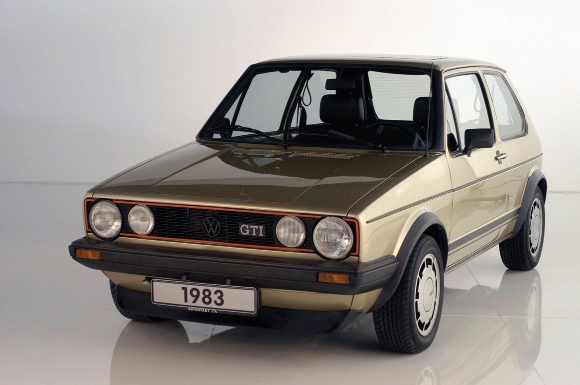 Golf GTI compie 50 anni: il segreto dell’auto che inventò le hot hatch e mise in crisi le sportive degli anni 70