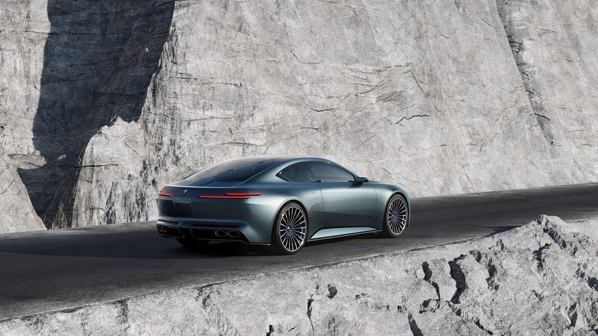 La linea del retro con lo scarico a quattro terminali.