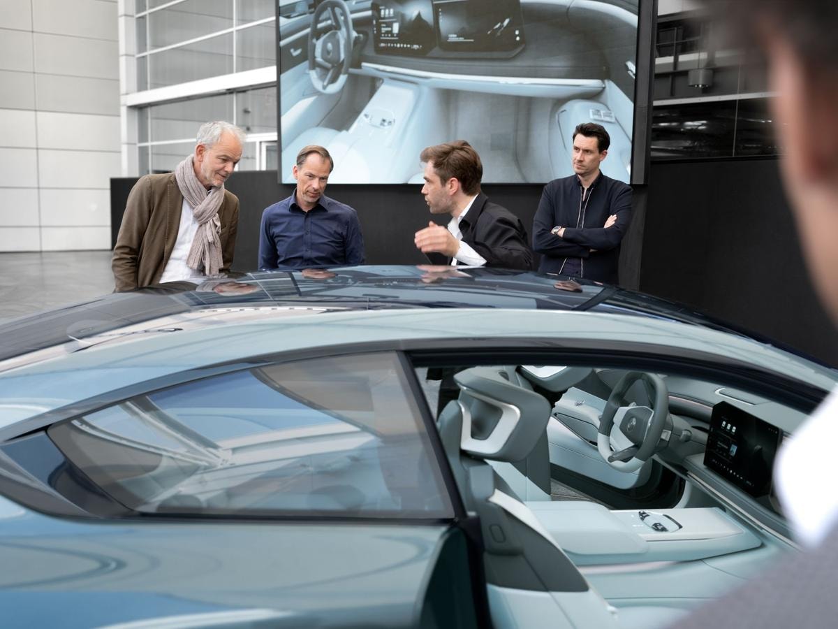 Maximilian Missoni responsabile del progetto Bmw Alpina (secondo da destra), racconta la Vision Bmw Alpina ad Adrian van Hooydonk (primo da sinistra), responsabile design di Bmw Group.