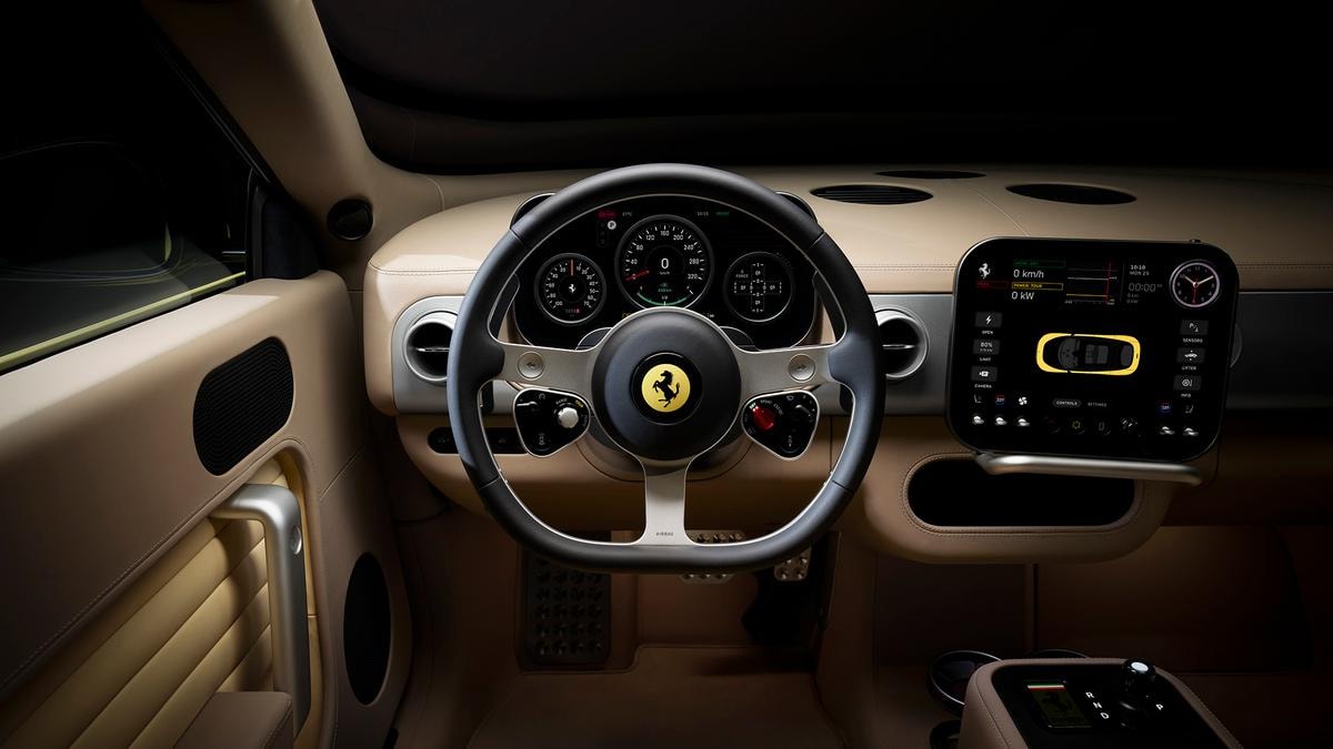 Gli interni rileggono il concetto di cockpit: volante a tre razze in alluminio fresato, sedili in pelle italiana, strumentazione separata, pulsanti meccanici e display digitali multifunzione per un’esperienza di guida intuitiva, immersiva e profondamente Ferrari.?