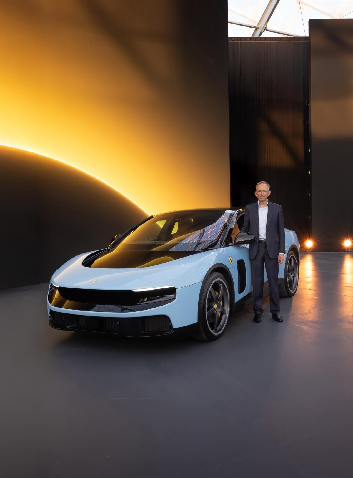 Benedetto Vigna, ceo di Ferrari, con un modello nel colore Azzurro La Plata