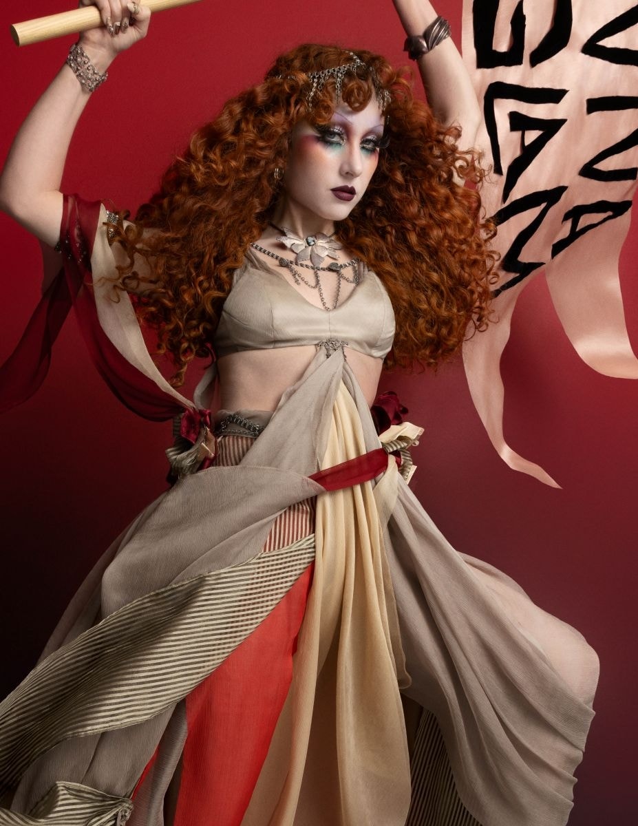 Chappell Roan nella nuova campagna di Mac viva glam (ph Inez & Vinoodh, courtesy Mac)