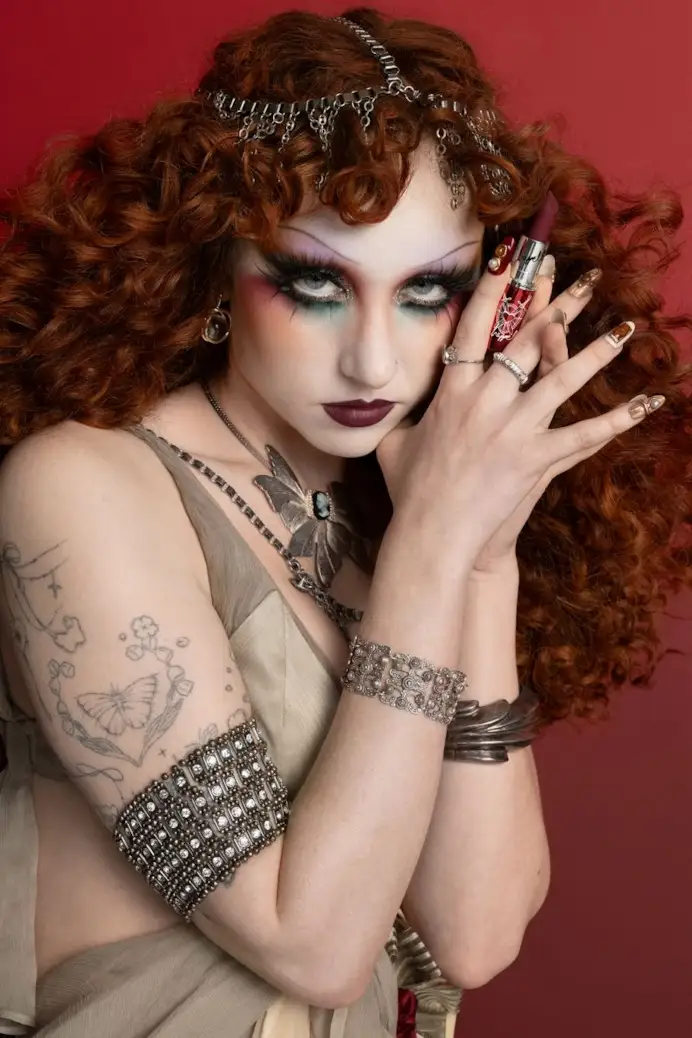 Chappell Roan nella nuova campagna di Mac viva glam (ph Inez & Vinoodh, courtesy Mac)