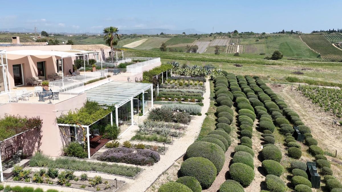 La Sicilia dei Planeta va da Palermo all’Etna, dalle vigne alla spiaggia, ma al centro c’è un giardino mediterraneo...