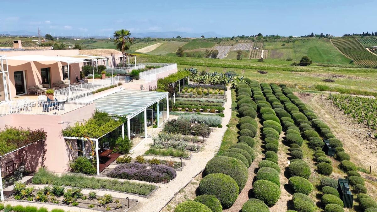 La Sicilia dei Planeta va da Palermo all’Etna, dalle vigne alla spiaggia, ma al centro c’è un giardino mediterraneo...