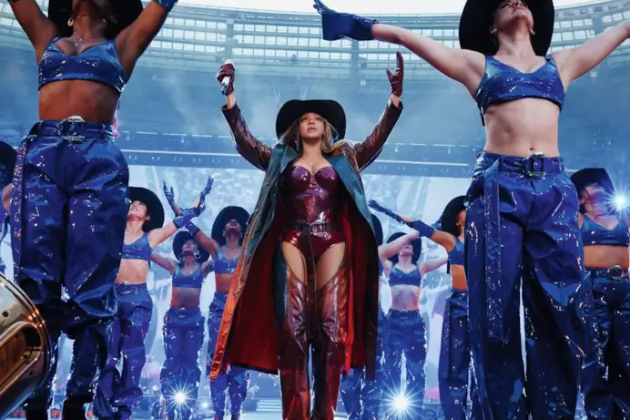 Beyoncé in custom made Ferrari, Sotto, una panoramica della mostra The Greatest Hits Music legends and their Ferraris, fino al 14 febbraio 2027, al Museo Enzo Ferrari di Modena.