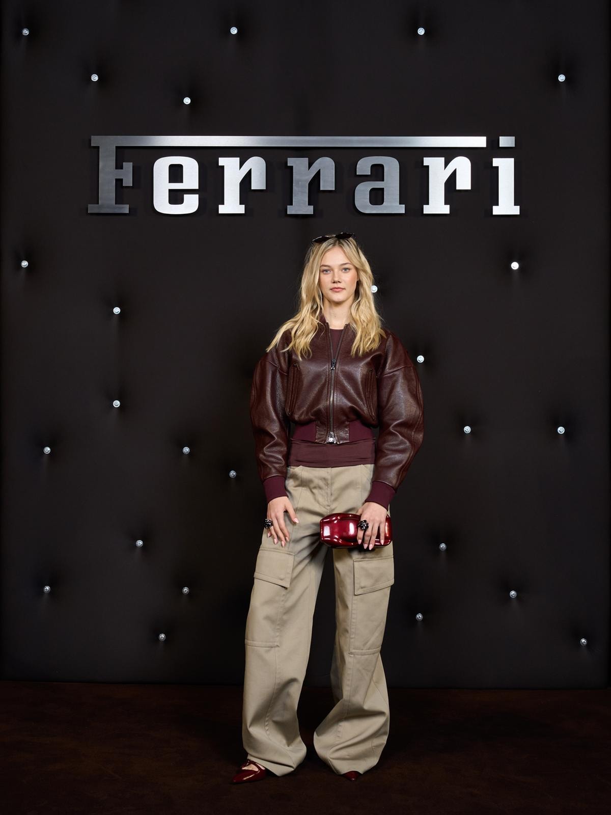 Alba Larsen, pilota e modella danese, nella Scuderia Ferrari Driver Academy dal 1° gennaio 2026, alla sfilata di Ferrari, Skins I am in.