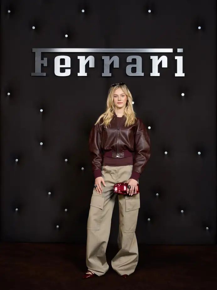 Alba Larsen, pilota e modella danese, nella Scuderia Ferrari Driver Academy dal 1° gennaio 2026, alla sfilata di Ferrari, Skins I am in.
