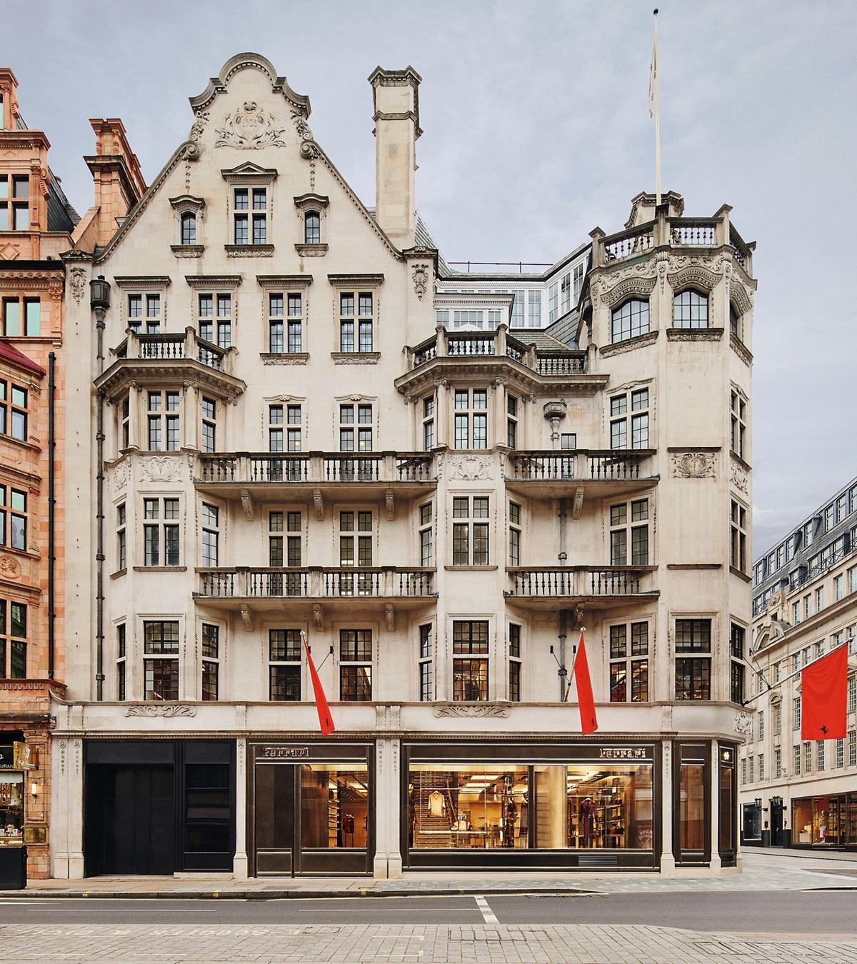 II nuovo flagship store di Londra, progettato da Rocco lannone, in collaborazione con lo studio di architettura Gonzelez Hasse AAS e lo studio di design FormaFantasma.