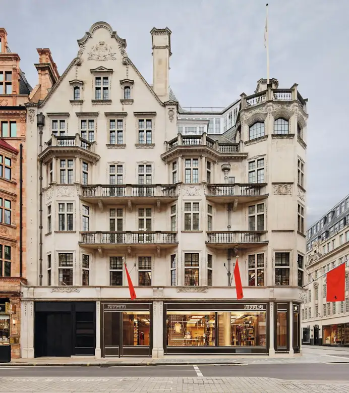 II nuovo flagship store di Londra, progettato da Rocco lannone, in collaborazione con lo studio di architettura Gonzelez Hasse AAS e lo studio di design FormaFantasma.