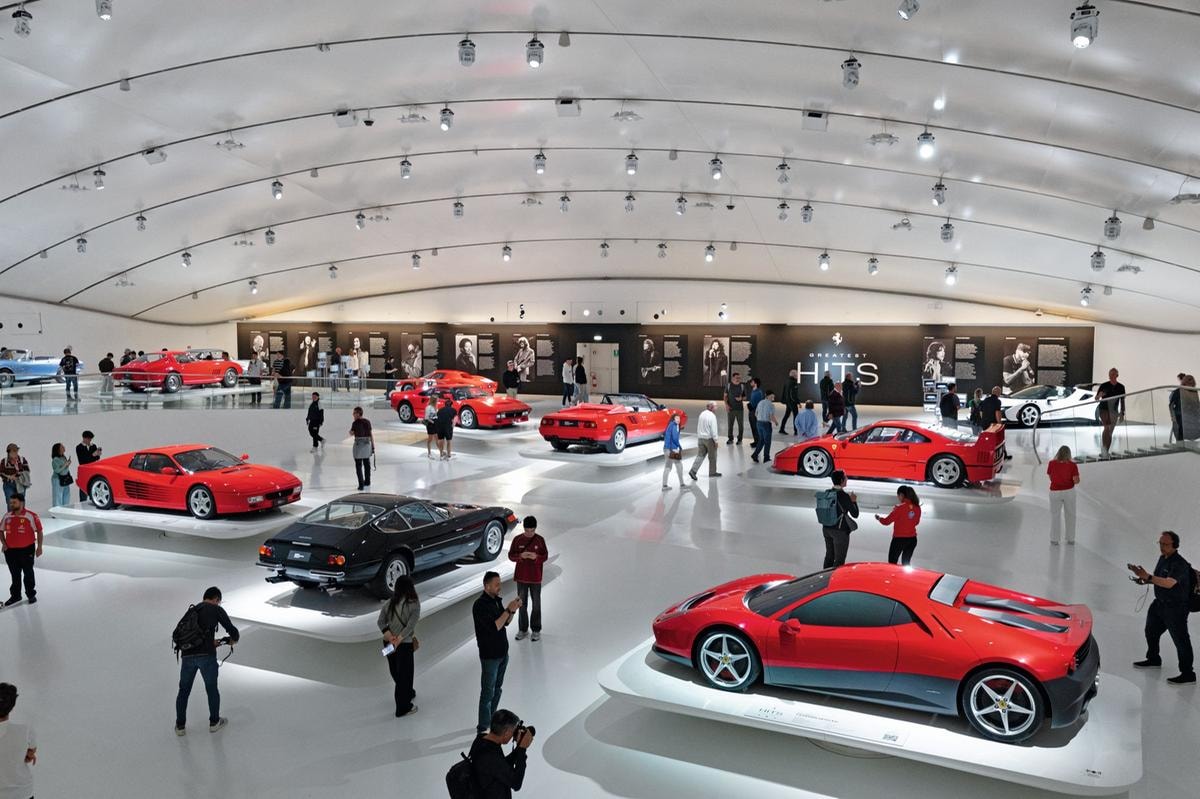 Una panoramica della mostra The Greatest Hits Music legends and their Ferraris, fino al 14 febbraio 2027, al Museo Enzo Ferrari di Modena © Massimo Sestini
