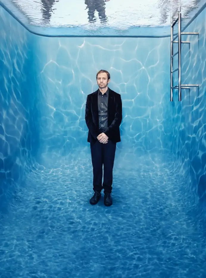 Leandro Erlich ritratto nella sua installazione “Swimming Pool” per il Museo di Kanazawa in Giappone.
