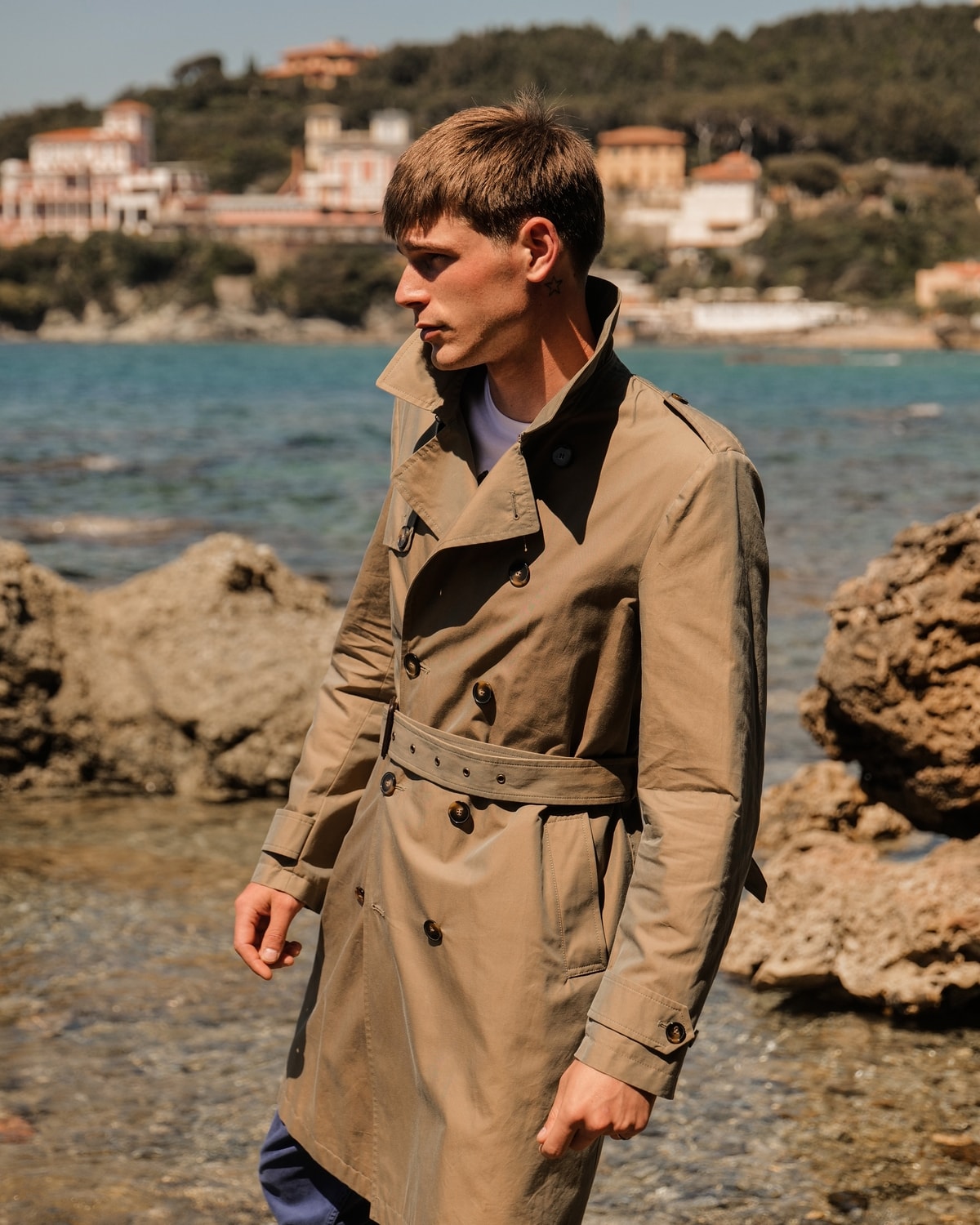 Un look L'impermeabile p-e 2027 (courtesy Landi confezioni)