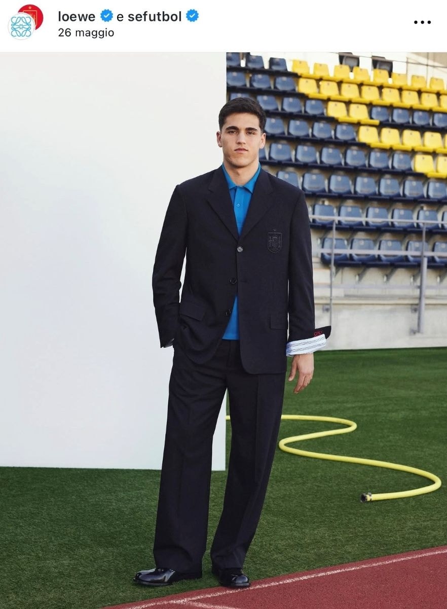 Pau Cubarsí veste la collezione Loewe per i Mondiali 2026 (ph Instagram @loewe @sefutbol)