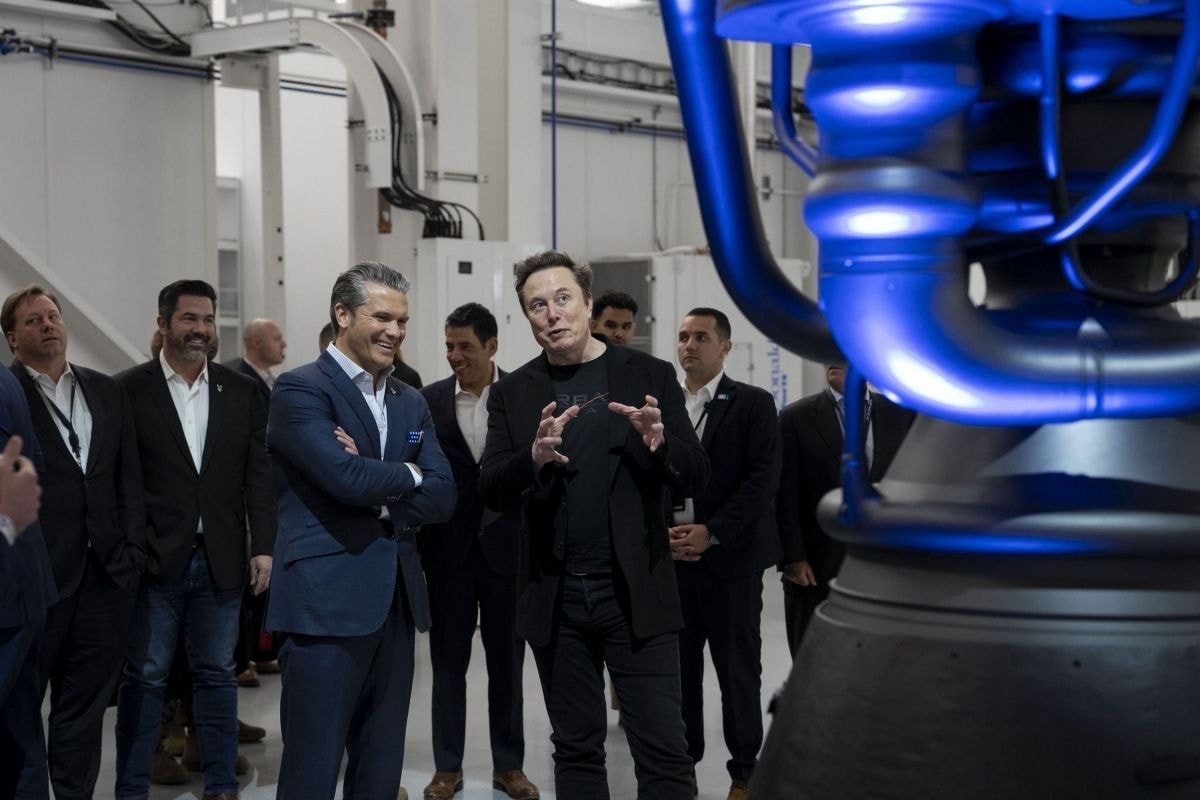 Da sinistra, il war secretary Usa Pete Hegseth con Elon Musk nella sede di SpaceX (ph Imagoeconomica)