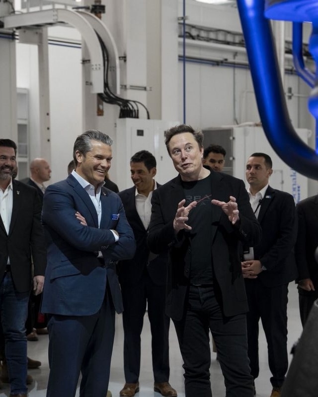 Da sinistra, il war secretary Usa Pete Hegseth con Elon Musk nella sede di SpaceX (ph Imagoeconomica)