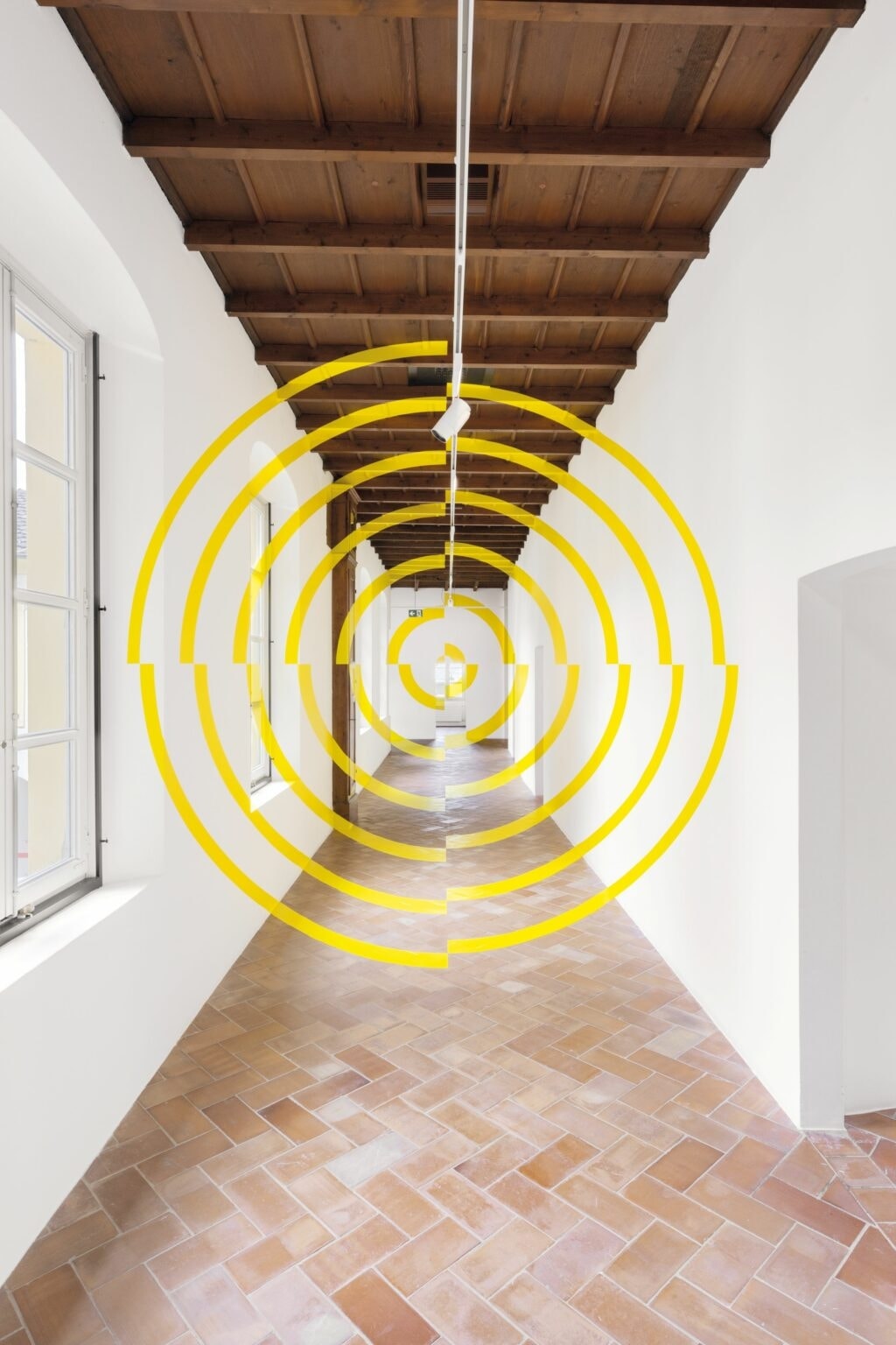 Spirale gialla, Mendrisio, 2026 Pittura acrilica e pellicola vinilica © Felice Varini 2026, ProLitteris, Zurich Foto: Mattia Mognetti