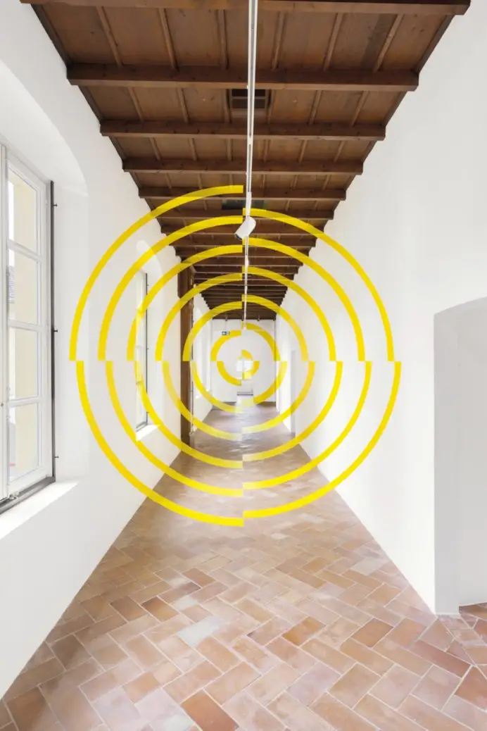 Spirale gialla, Mendrisio, 2026 Pittura acrilica e pellicola vinilica © Felice Varini 2026, ProLitteris, Zurich Foto: Mattia Mognetti