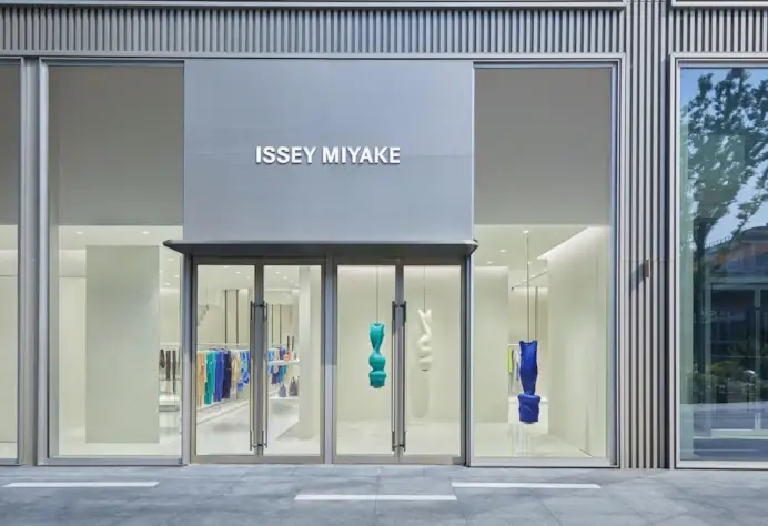 Lo store Issey Miyake al Shanghai West bund central (courtesy Issey Miyake)