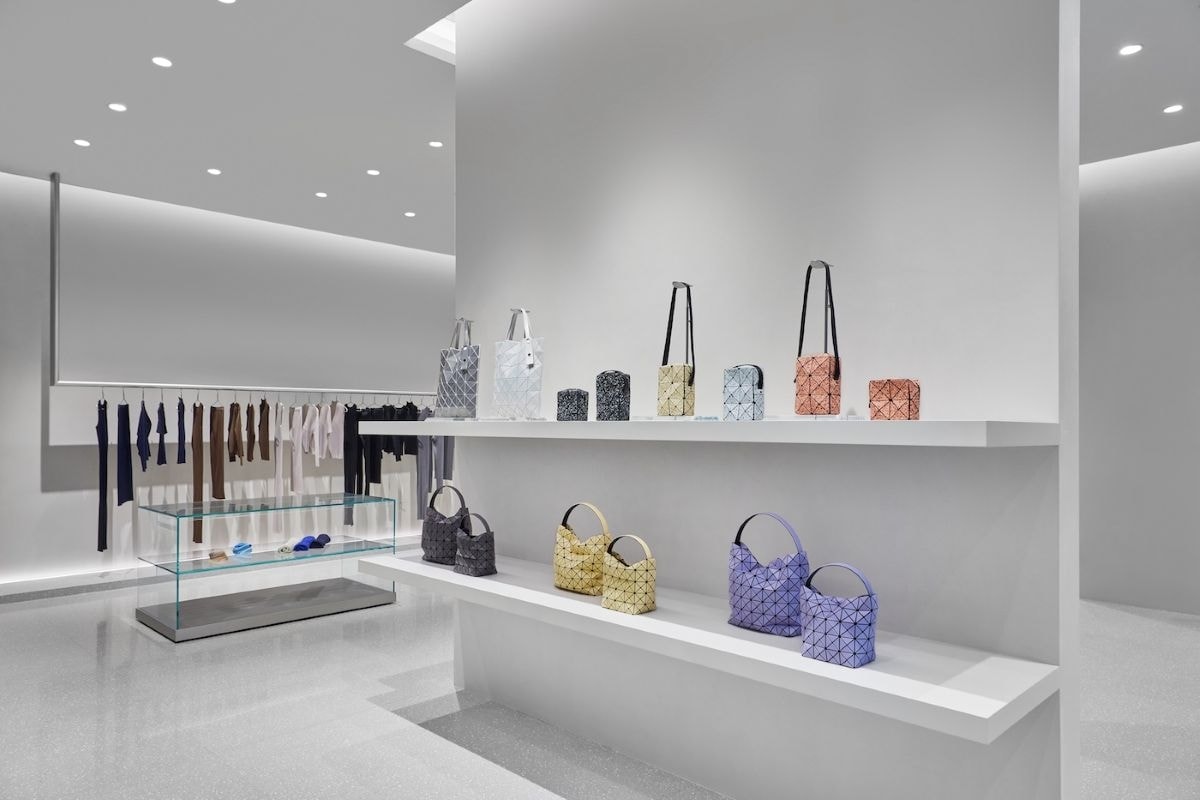 L'interno dello store Issey Miyake al Shanghai West bund central (courtesy Issey Miyake)