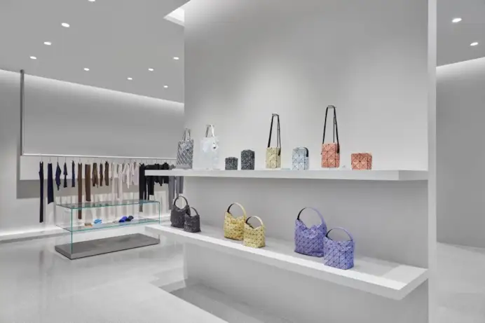 L'interno dello store Issey Miyake al Shanghai West bund central (courtesy Issey Miyake)