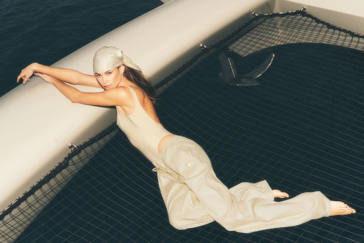 Behati Prinsloo nella campagna Summer Atelier di Alo (courtesy Alo)