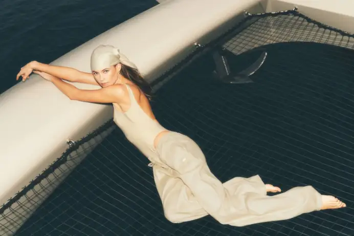 Behati Prinsloo nella campagna Summer Atelier di Alo (courtesy Alo)