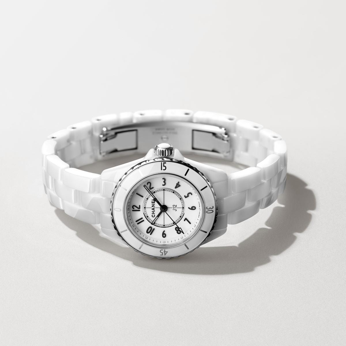 Chanel punta sul mini formato: ecco il nuovo J12 da 28 mm