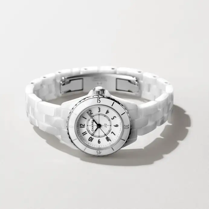 Chanel punta sul mini formato: ecco il nuovo J12 da 28 mm