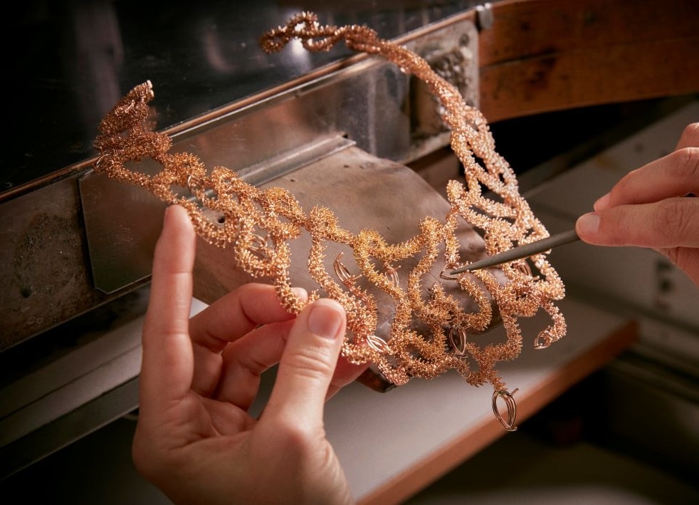 Una lavorazione del collier Caravaggio dalla collezione Arte maestra di Damiani (courtesy Damiani)