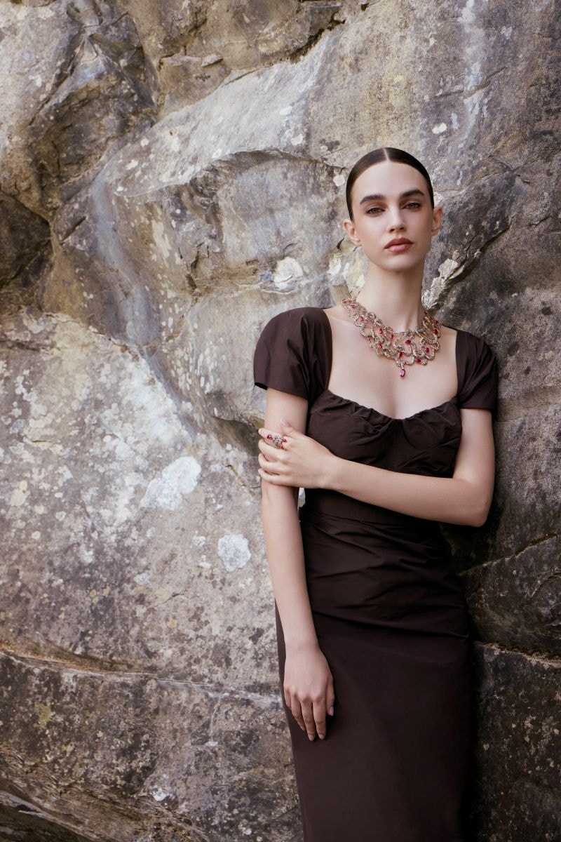 In uno scatto speciale per MFF, la modella indossa una parure dalla collezione high jewelry Arte maestra di Damiani (courtesy Damiani)