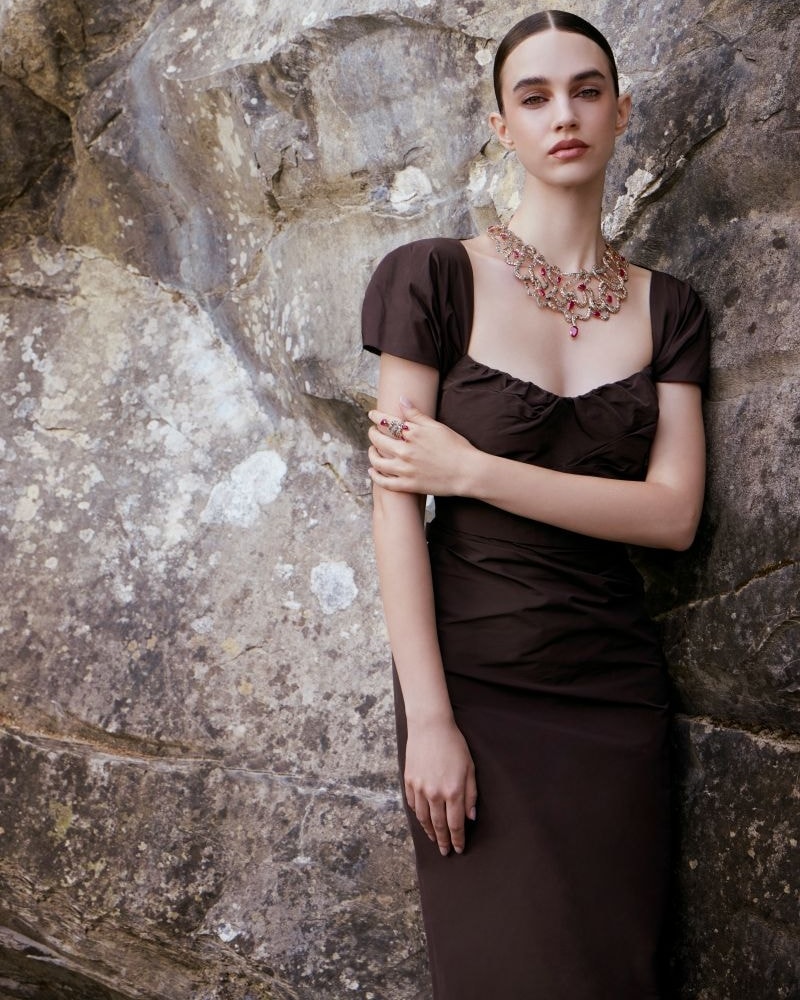 In uno scatto speciale per MFF, la modella indossa una parure dalla collezione high jewelry Arte maestra di Damiani (courtesy Damiani)