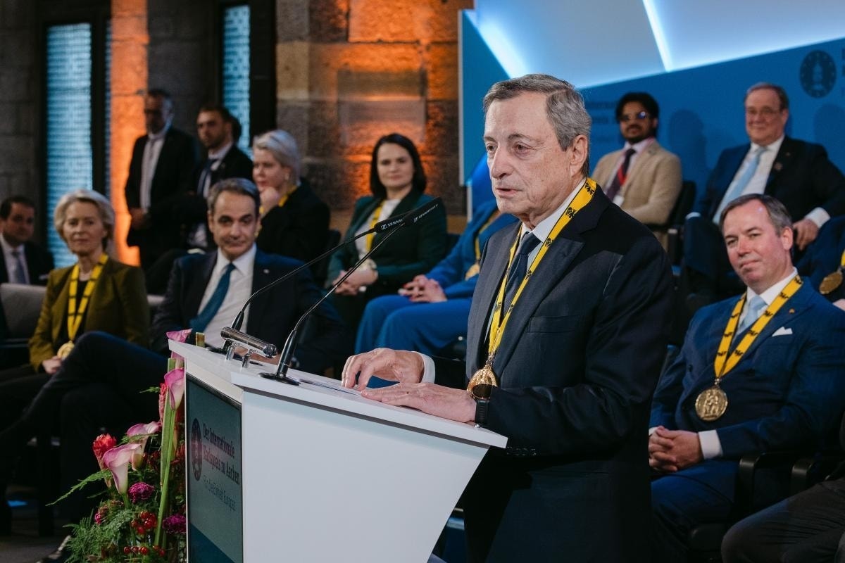 Mario Draghi riceve il premio Carlo Magno