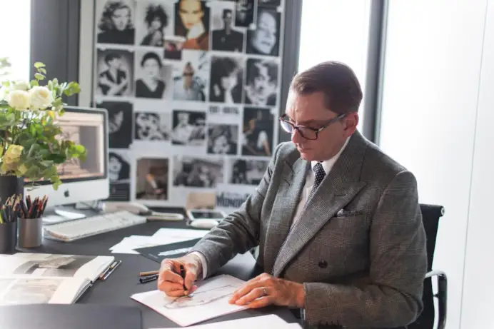 Ian Griffiths al lavoro nel suo laboratorio (courtesy Max Mara)