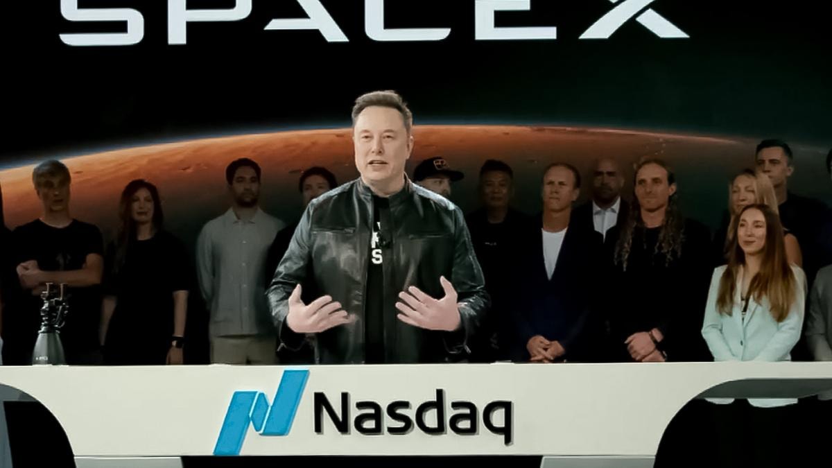 Elon Musk durante la cerimonia di quotazione di SpaceX
