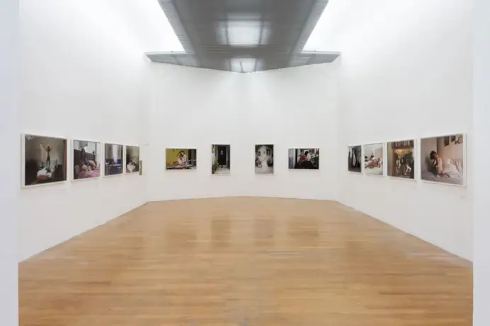 Un'immagine della mostra su Ambrosia Fortuna (ph Lorenzo Palmieri, courtesy Orgoglio Porta Venezia Milano)