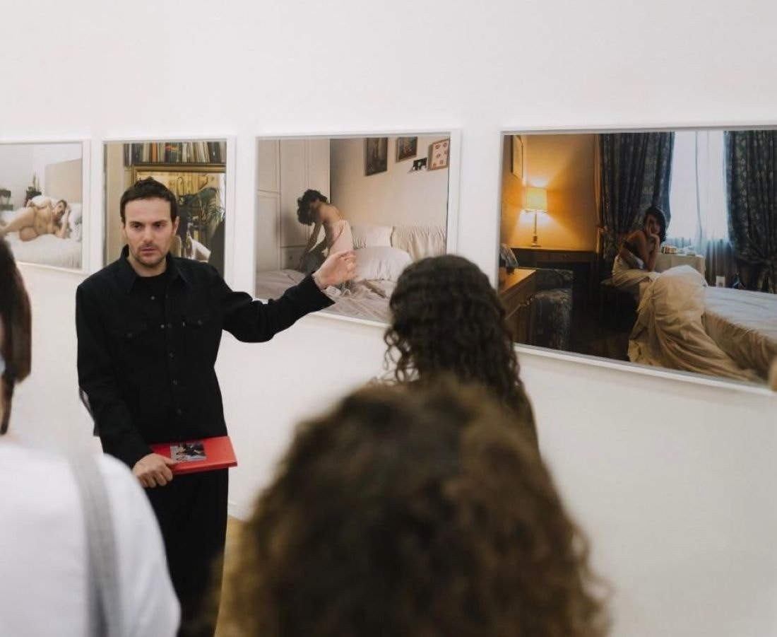 Sabato De Sarno alla mostra su Ambrosia Fortuna (courtesy Orgoglio Porta Venezia Milano)