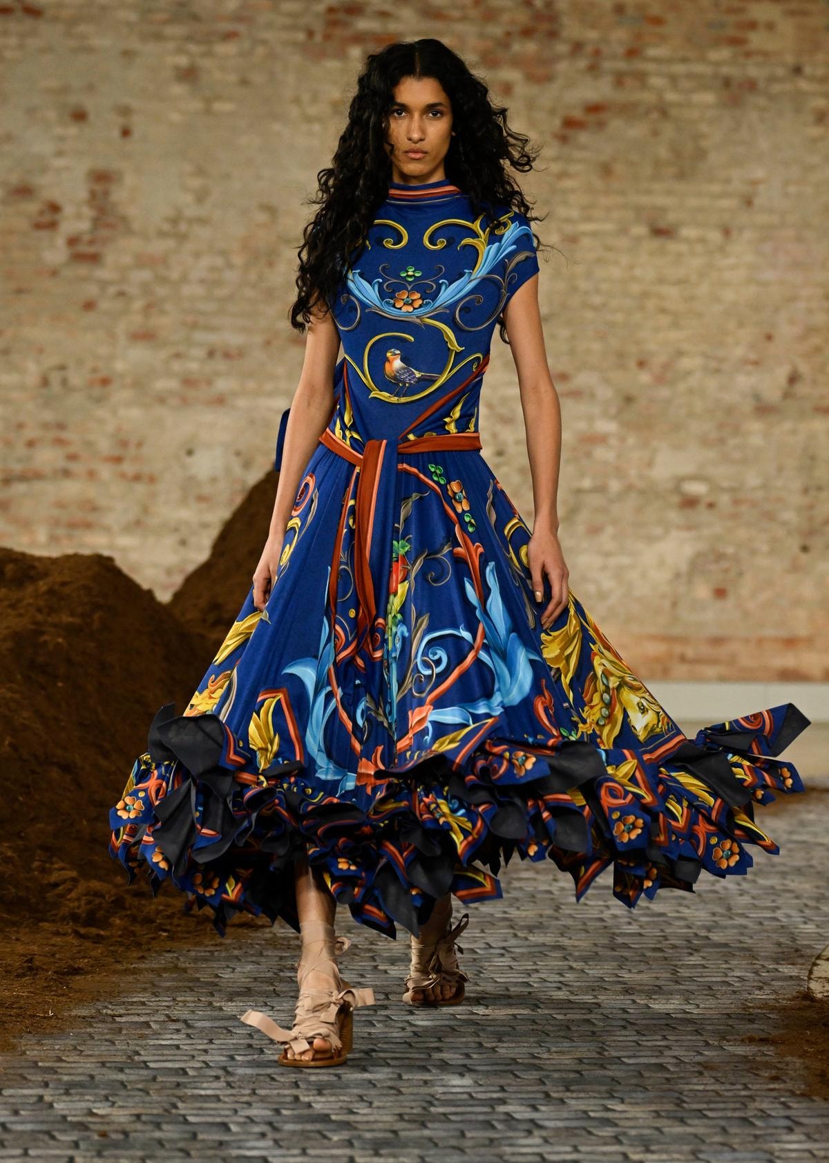 Un look Moschino fall-winter 2026/27 (Francesc Ten/MFF)